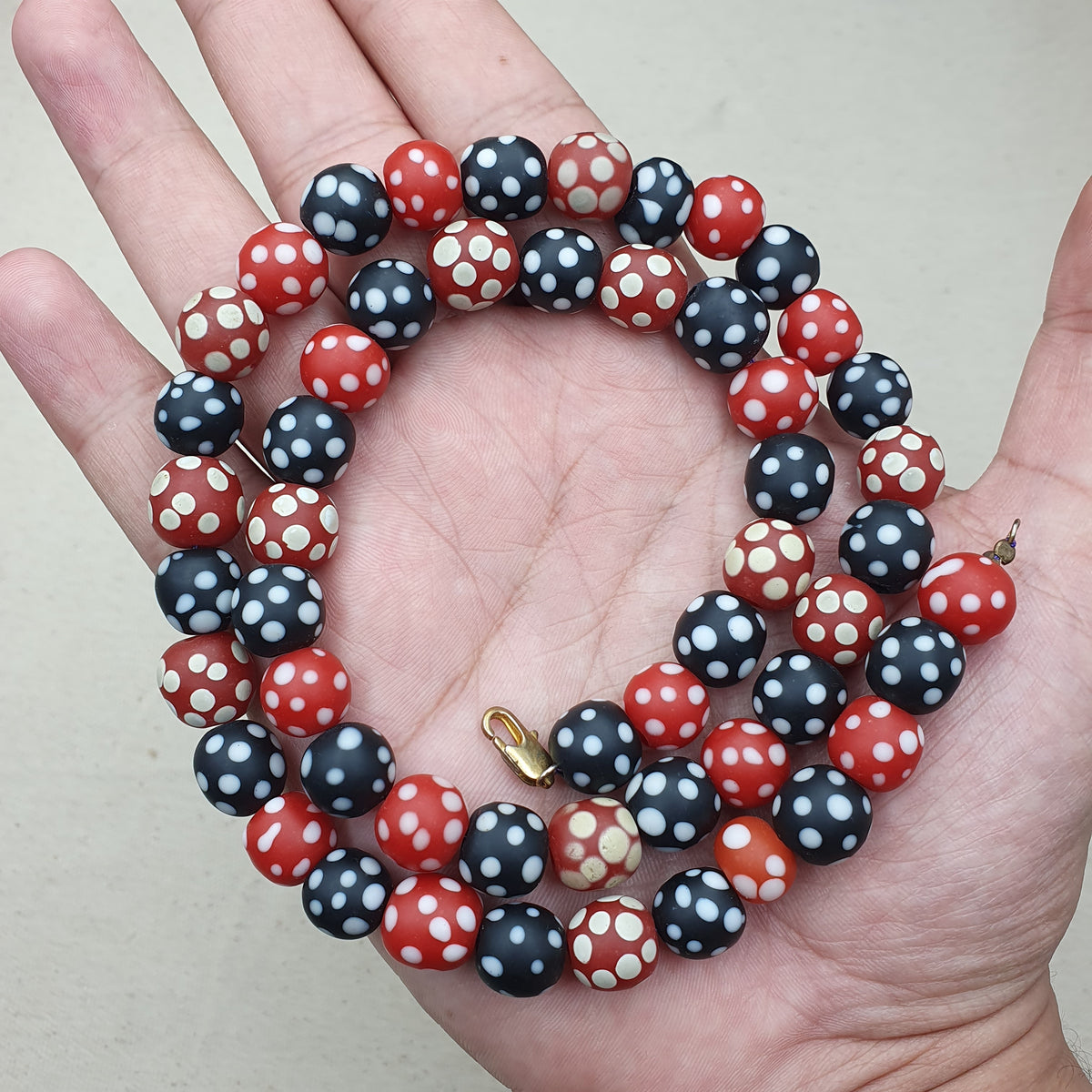 Collier de perles vintage africain en verre mouffette, points blancs, rouge et noir