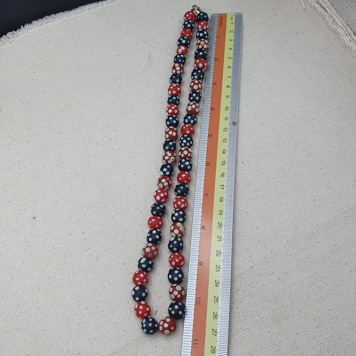 Collier de perles vintage africain en verre mouffette, points blancs, rouge et noir