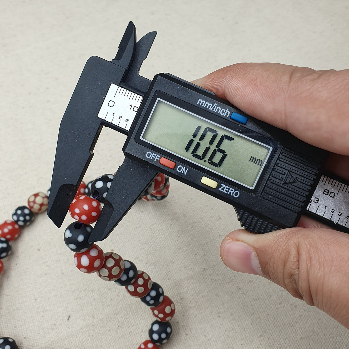 Collier de perles vintage africain en verre mouffette, points blancs, rouge et noir