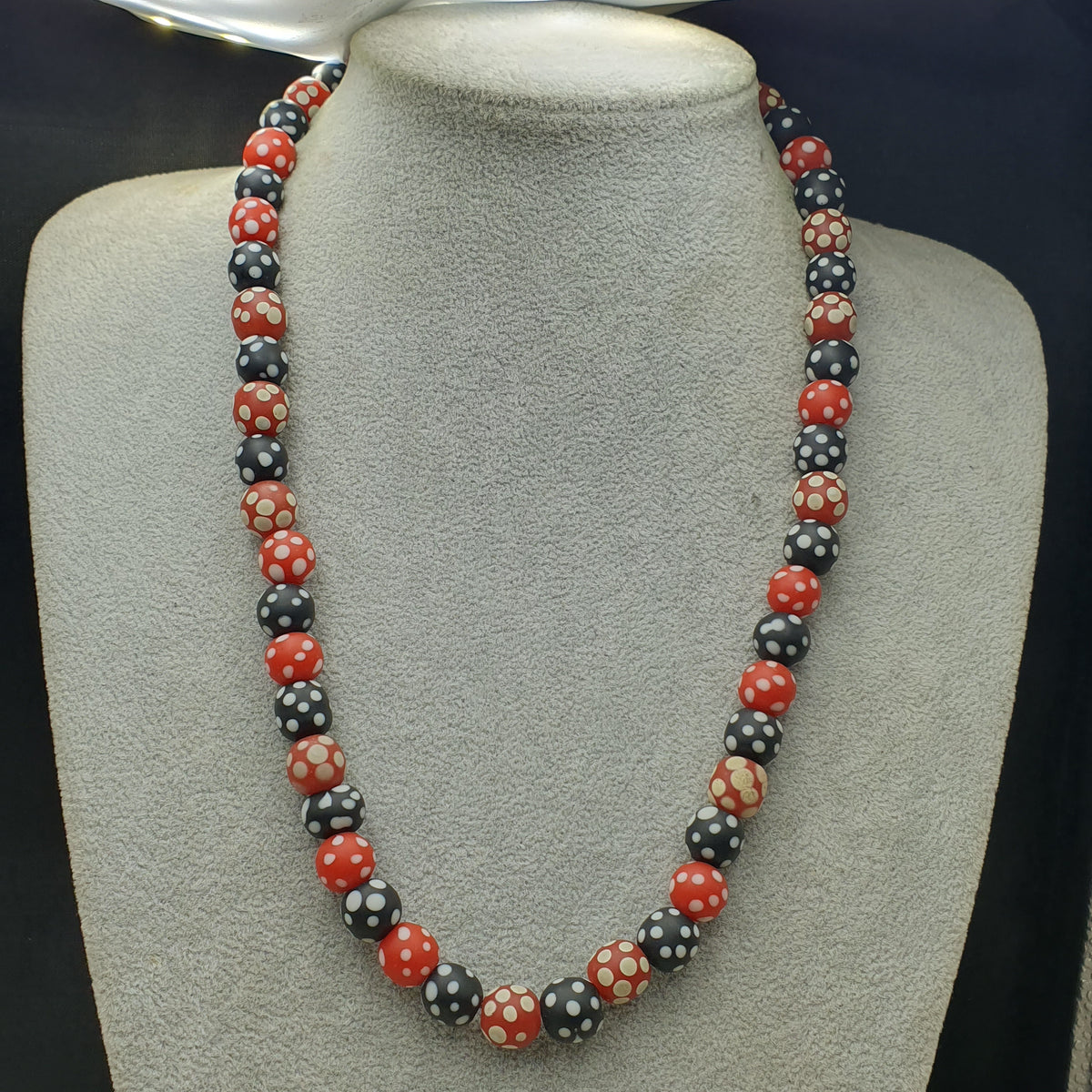 Collier de perles vintage africain en verre mouffette, points blancs, rouge et noir