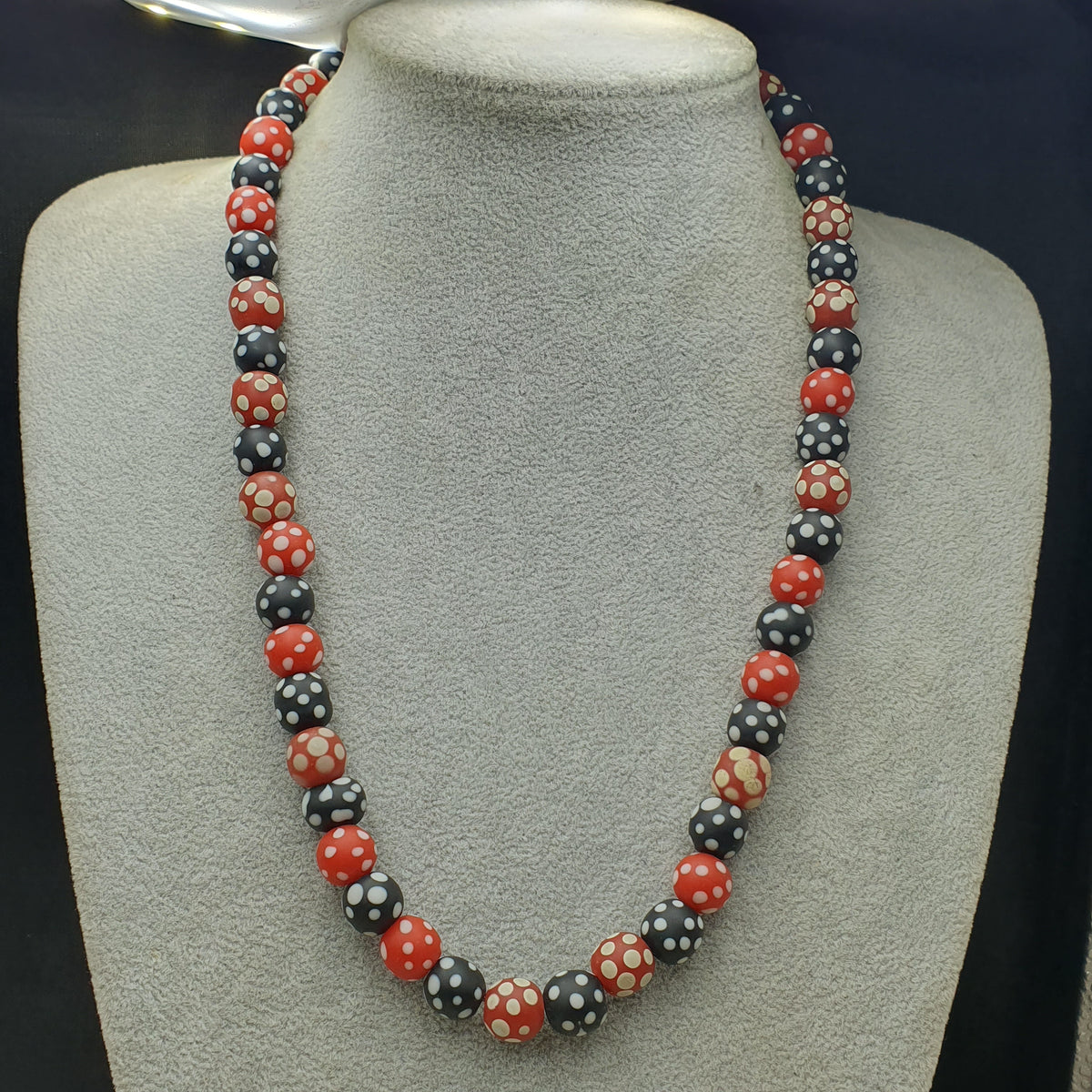 Collier de perles vintage africain en verre mouffette, points blancs, rouge et noir