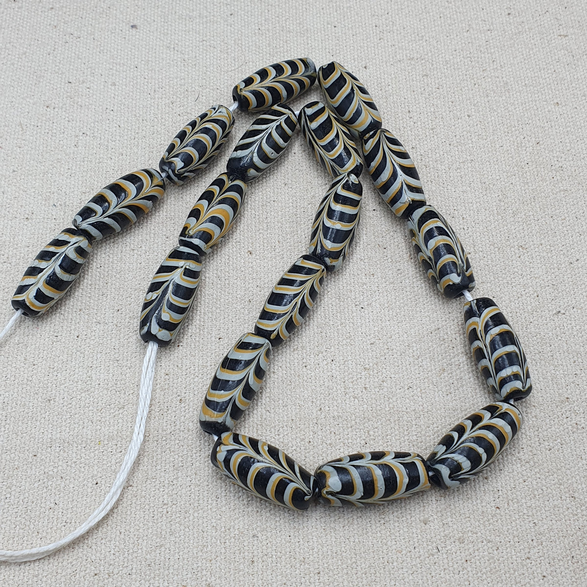 Collier de perles vintage en verre de plumes d'art Venerano