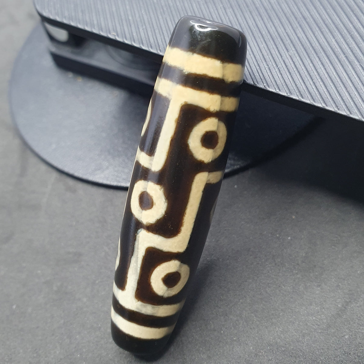 Amulette tibétaine de perle Dzi en agate à 9 yeux de l'Himalaya