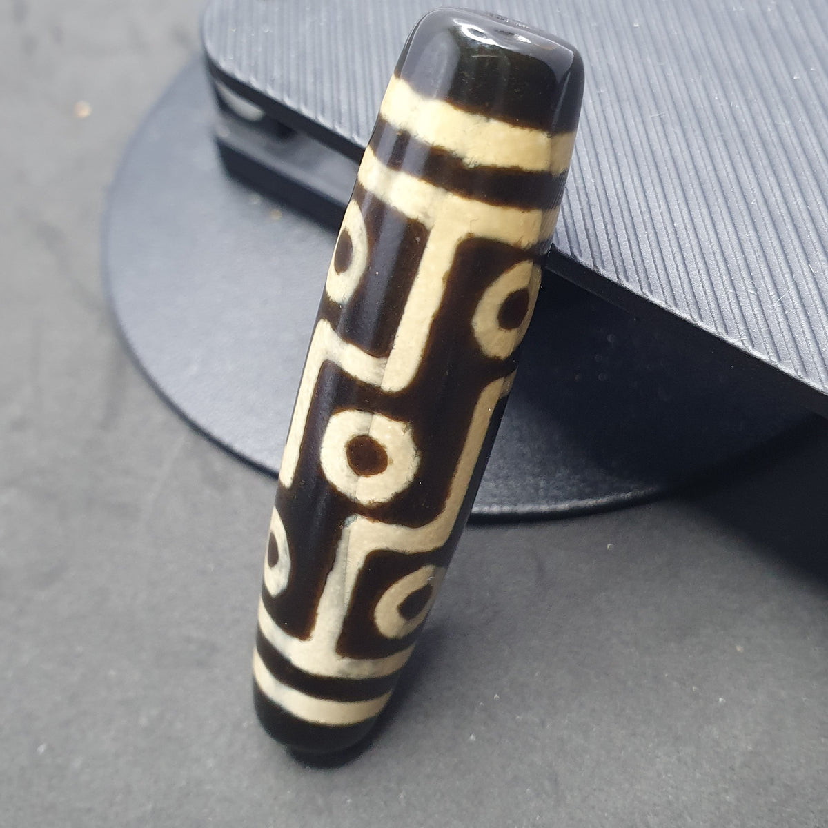 Amulette tibétaine de perle Dzi en agate à 9 yeux de l'Himalaya
