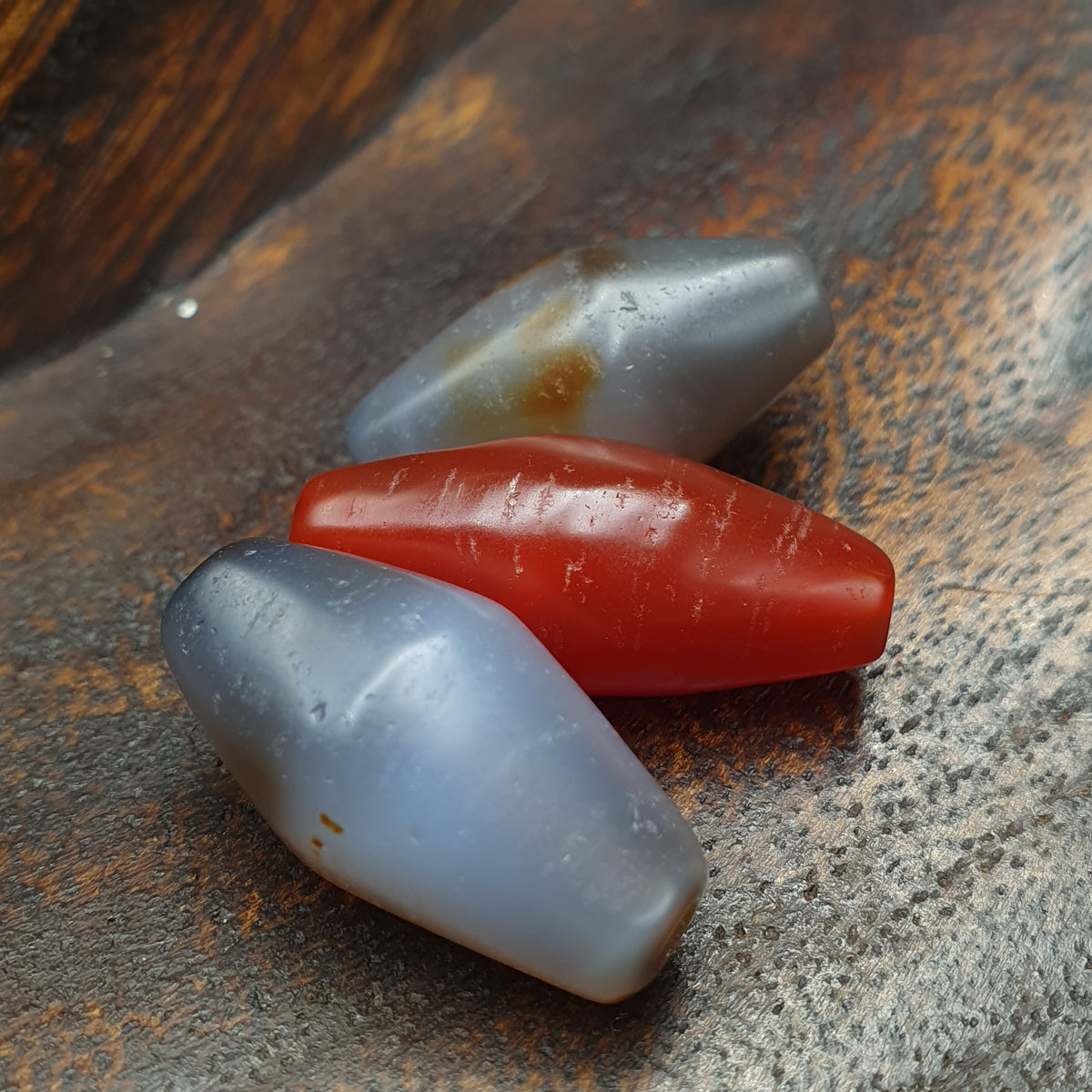 Lot de 3 perles d'agate vintage en Cornaline et Calcédoine Grise
