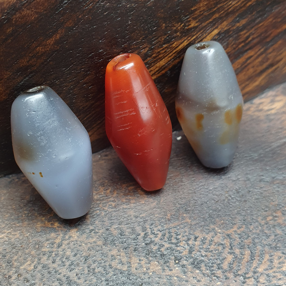 Lot de 3 perles d'agate vintage en Cornaline et Calcédoine Grise