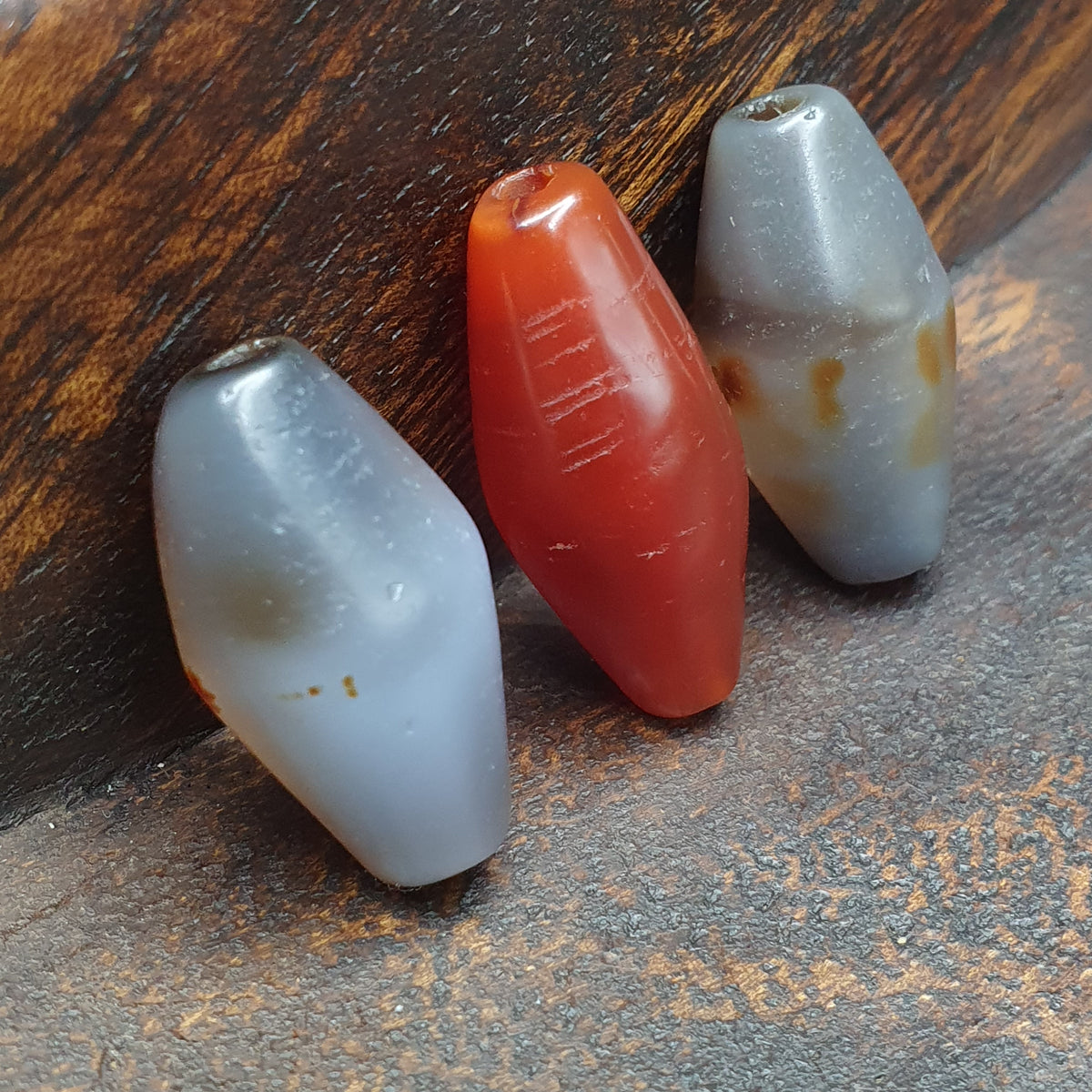 Lot de 3 perles d'agate vintage en Cornaline et Calcédoine Grise