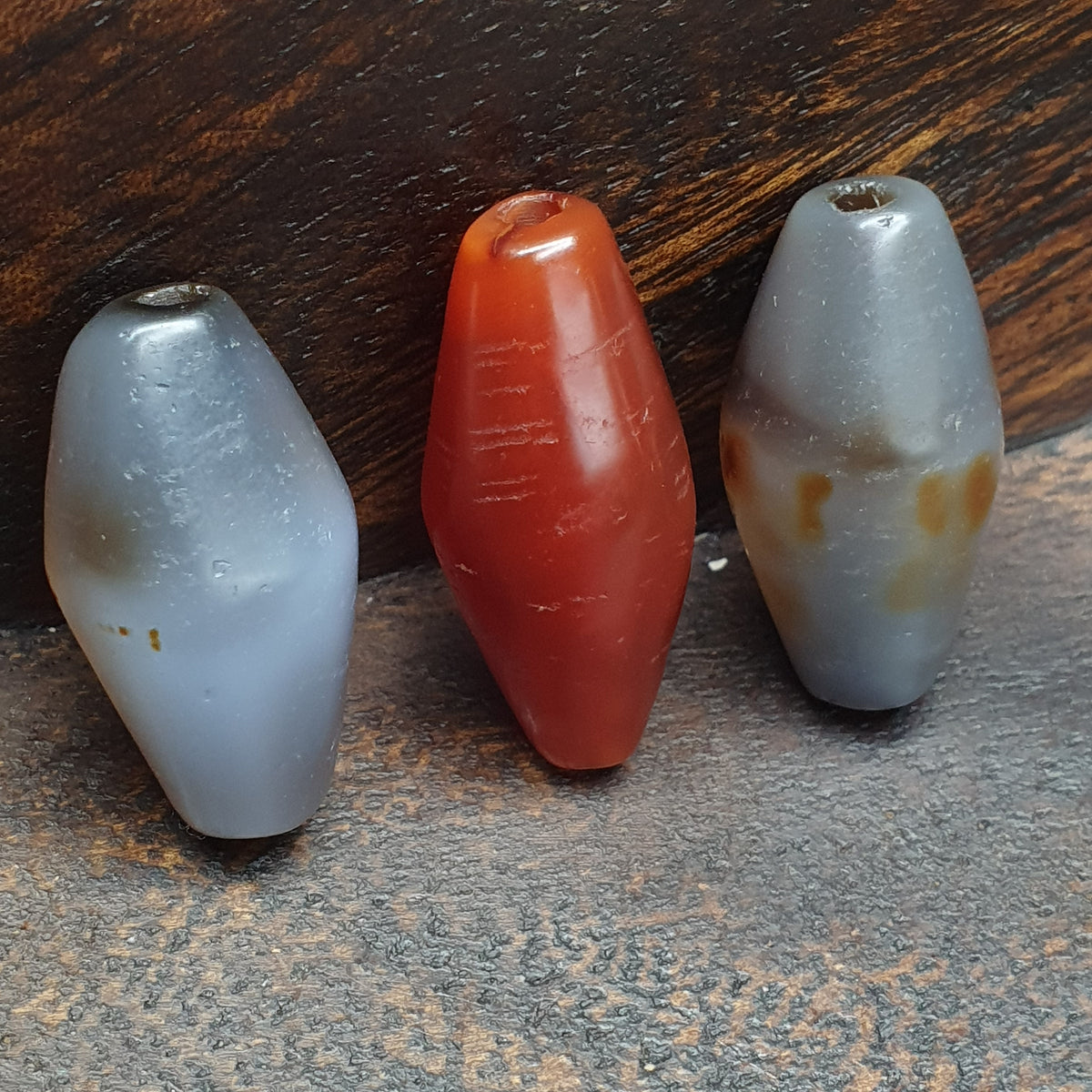 Lot de 3 perles d'agate vintage en Cornaline et Calcédoine Grise