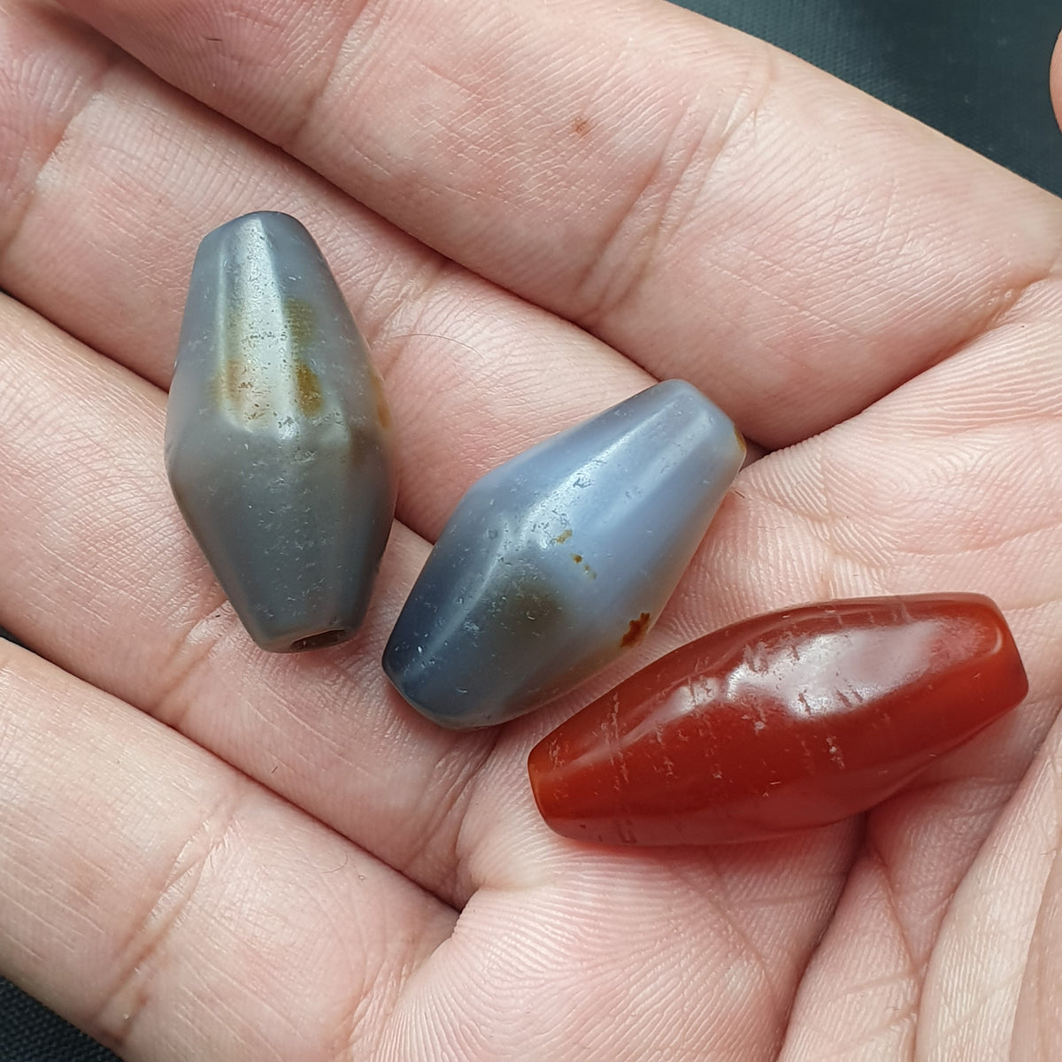 Lot de 3 perles d'agate vintage en Cornaline et Calcédoine Grise