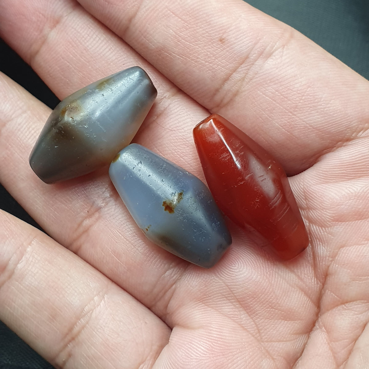 Lot de 3 perles d'agate vintage en Cornaline et Calcédoine Grise