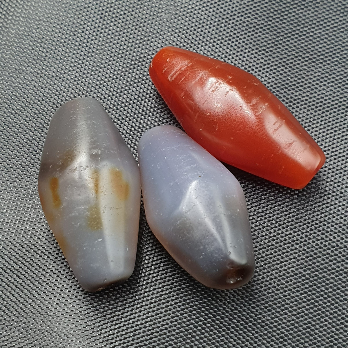 Lot de 3 perles d'agate vintage en Cornaline et Calcédoine Grise