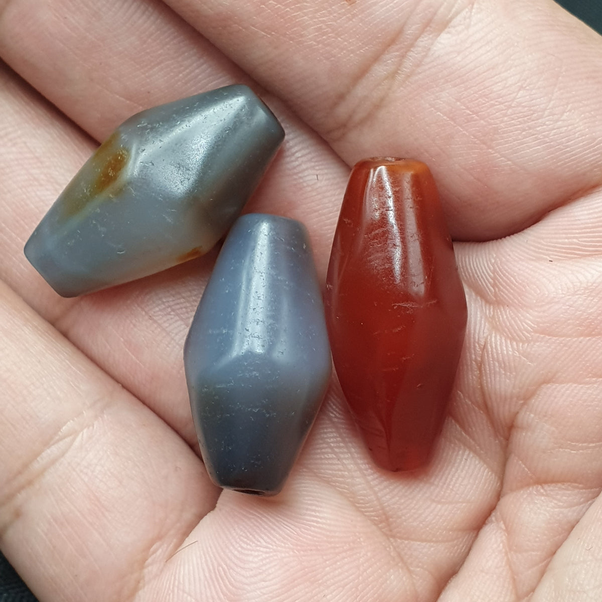 Lot de 3 perles d'agate vintage en Cornaline et Calcédoine Grise