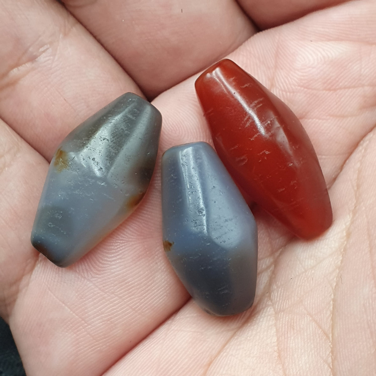 Lot de 3 perles d'agate vintage en Cornaline et Calcédoine Grise