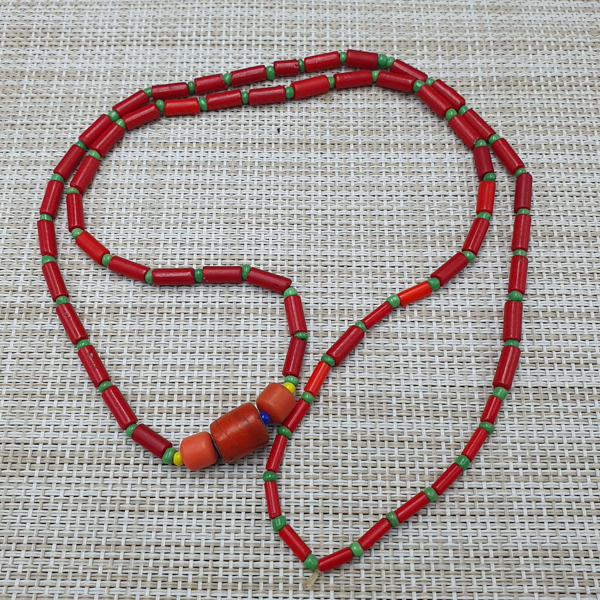 Collier de perles vintage en verre rouge du Pakistan