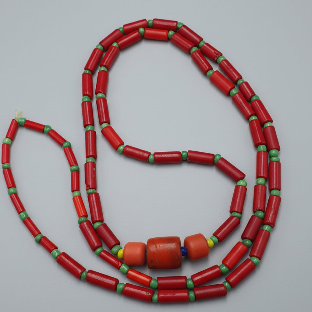 Collier de perles vintage en verre rouge du Pakistan
