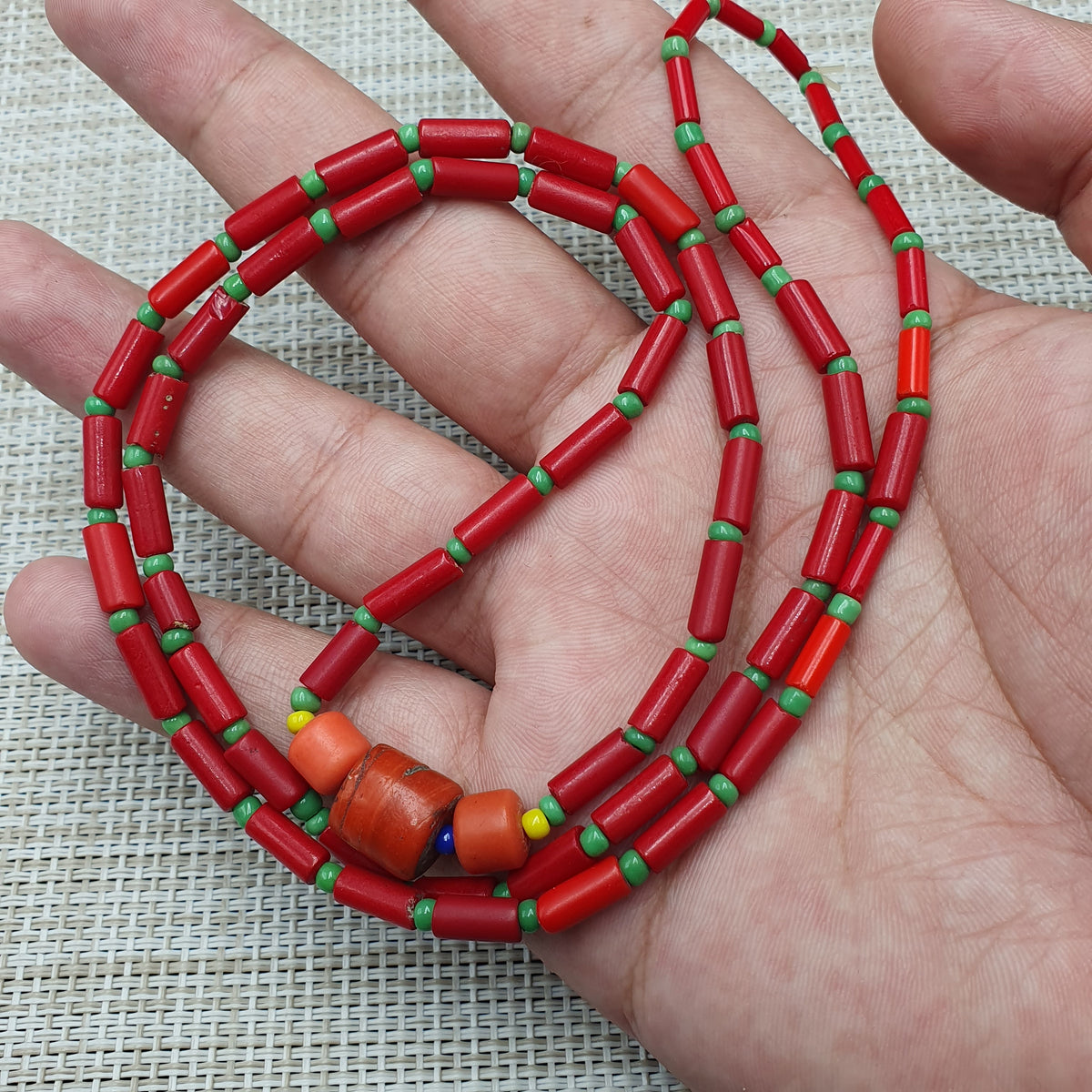 Collier de perles vintage en verre rouge du Pakistan