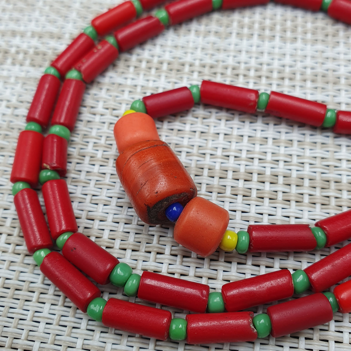 Collier de perles vintage en verre rouge du Pakistan