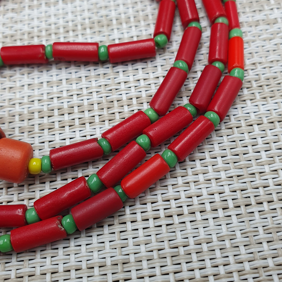 Collier de perles vintage en verre rouge du Pakistan
