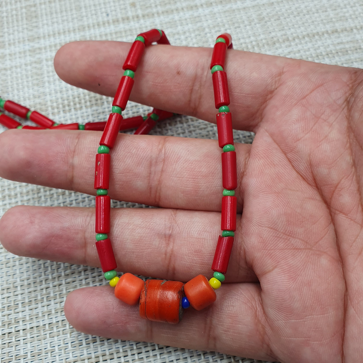 Collier de perles vintage en verre rouge du Pakistan