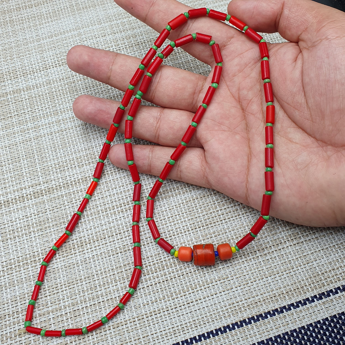 Collier de perles vintage en verre rouge du Pakistan