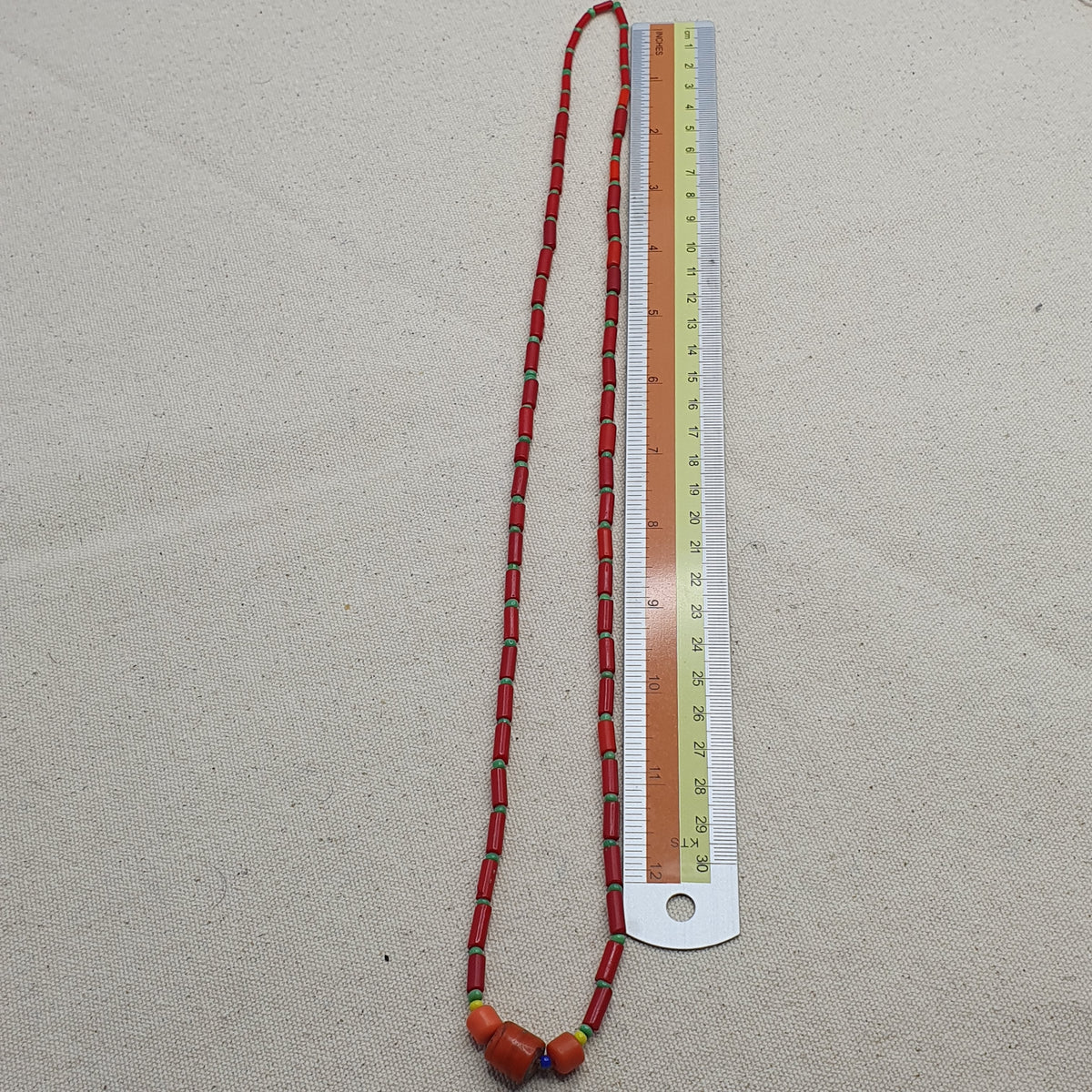 Collier de perles vintage en verre rouge du Pakistan