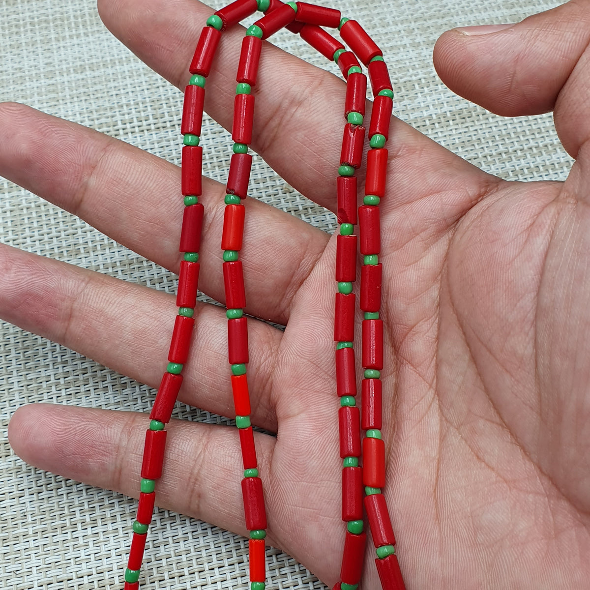 Collier de perles vintage en verre rouge du Pakistan