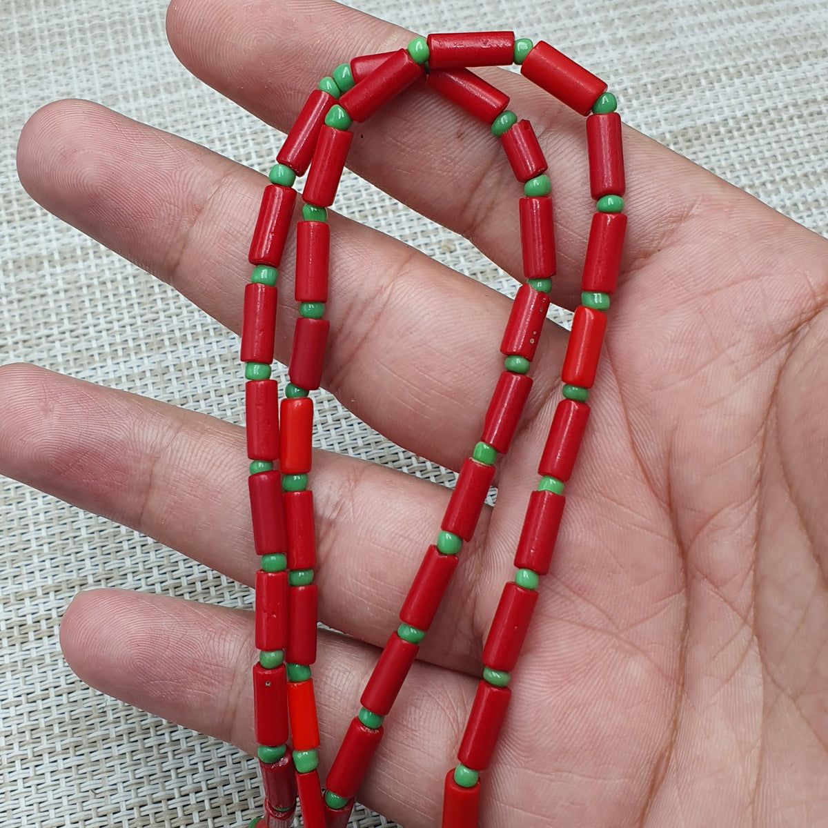Collier de perles vintage en verre rouge du Pakistan
