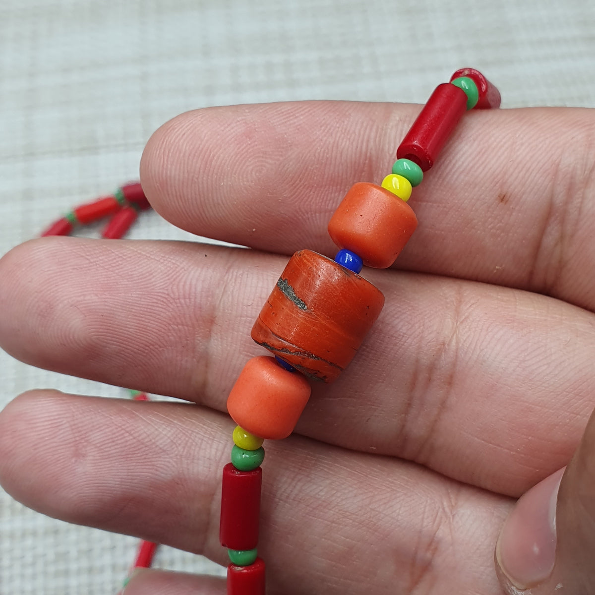 Collier de perles vintage en verre rouge du Pakistan