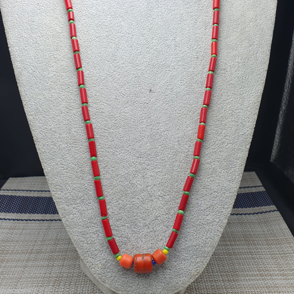 Collier de perles vintage en verre rouge du Pakistan