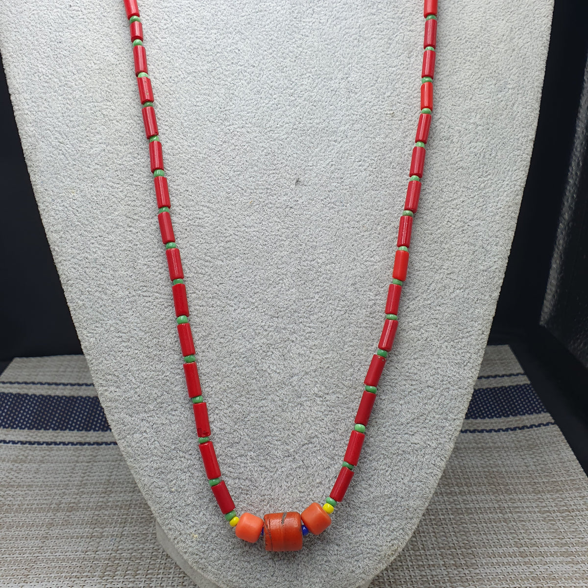 Collier de perles vintage en verre rouge du Pakistan
