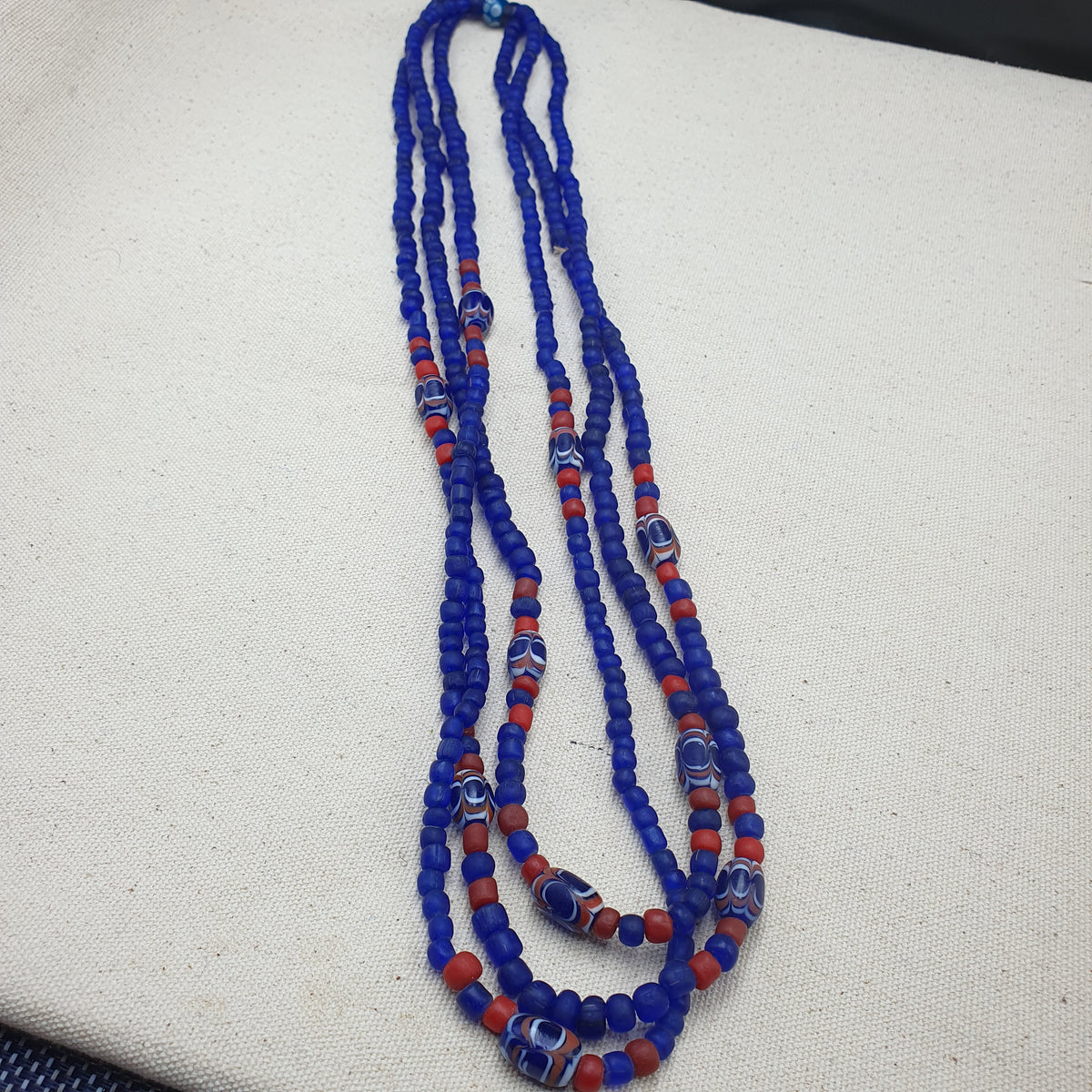 Collier vintage en perles de verre de style vénitien bleu africain