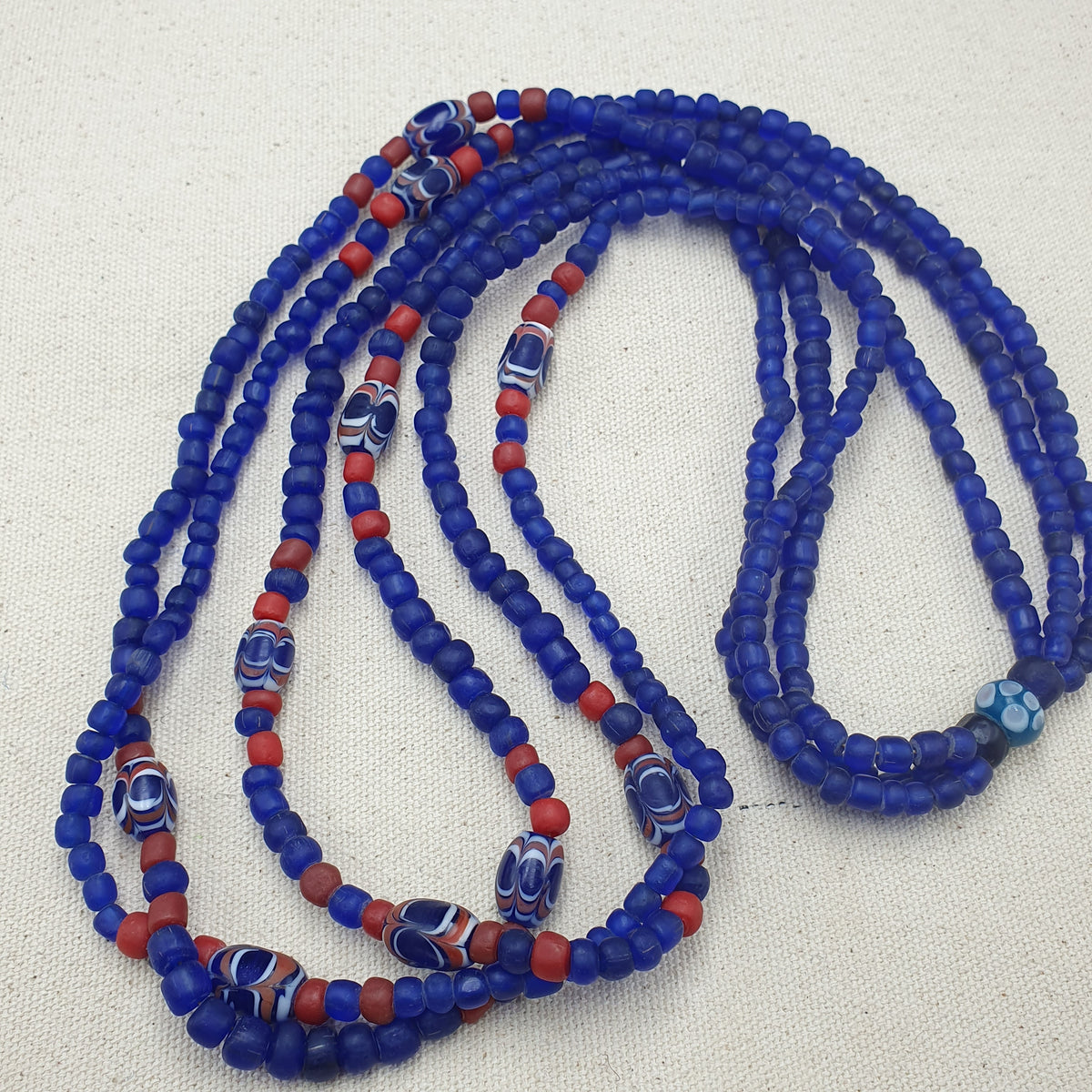 Collier vintage en perles de verre de style vénitien bleu africain