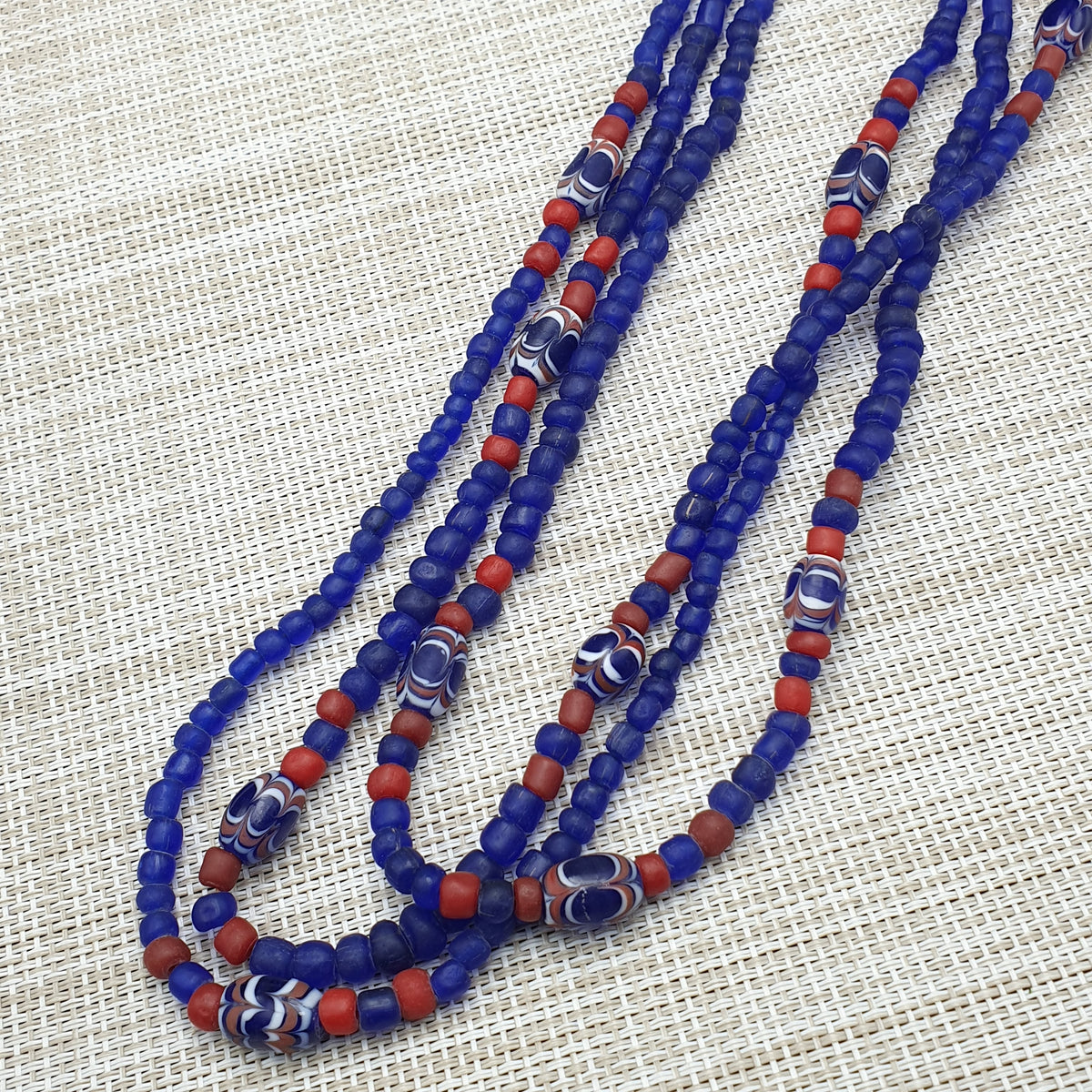 Collier vintage en perles de verre de style vénitien bleu africain