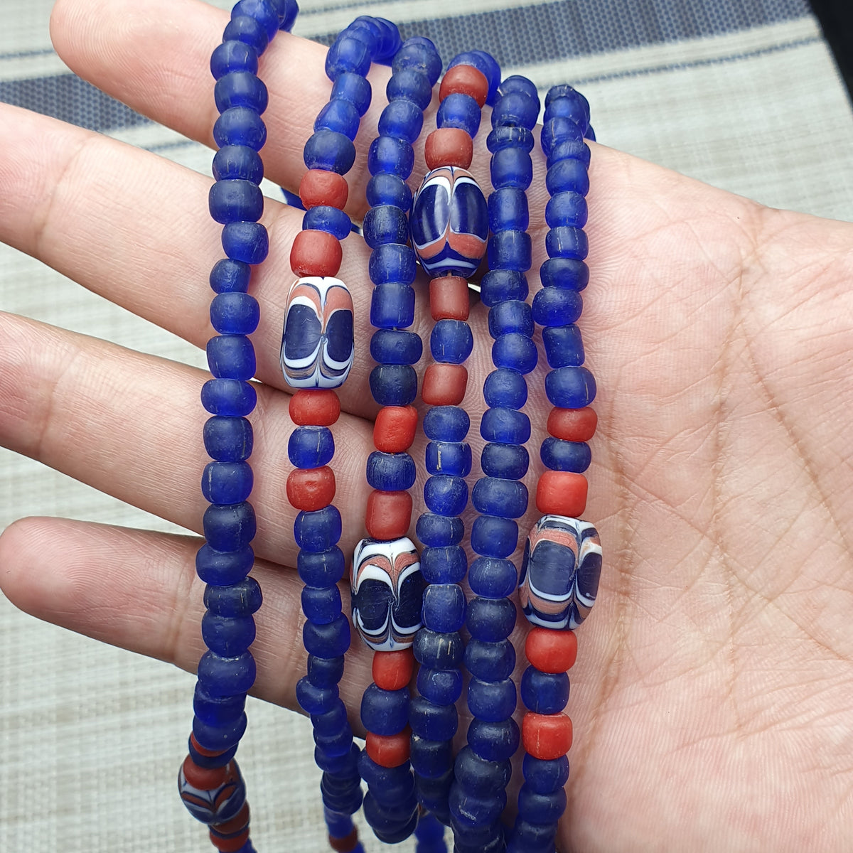 Collier vintage en perles de verre de style vénitien bleu africain
