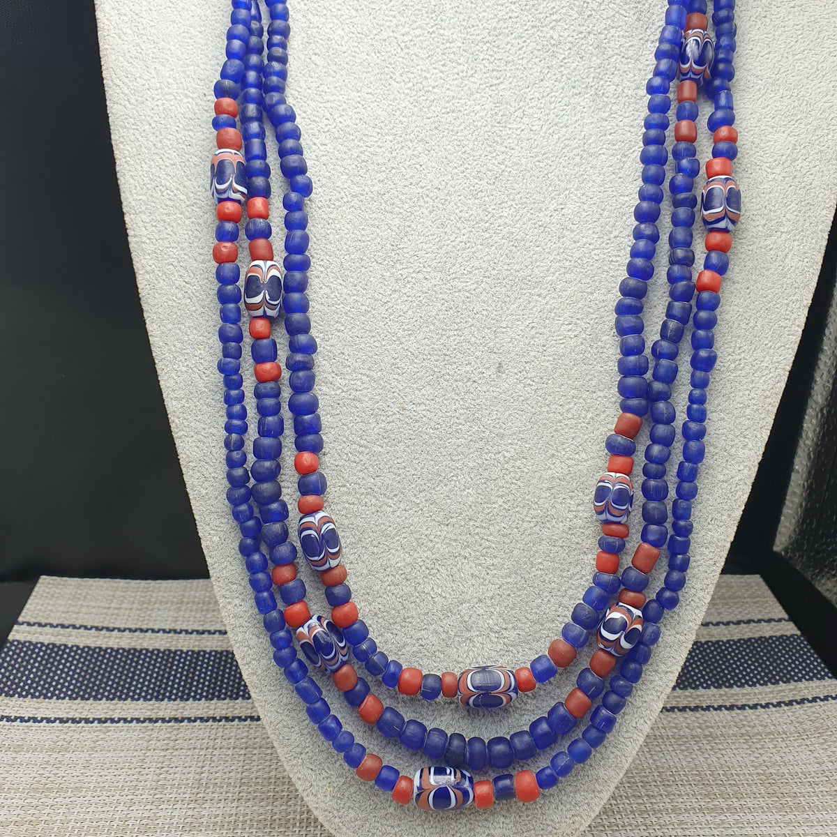 Collier vintage en perles de verre de style vénitien bleu africain
