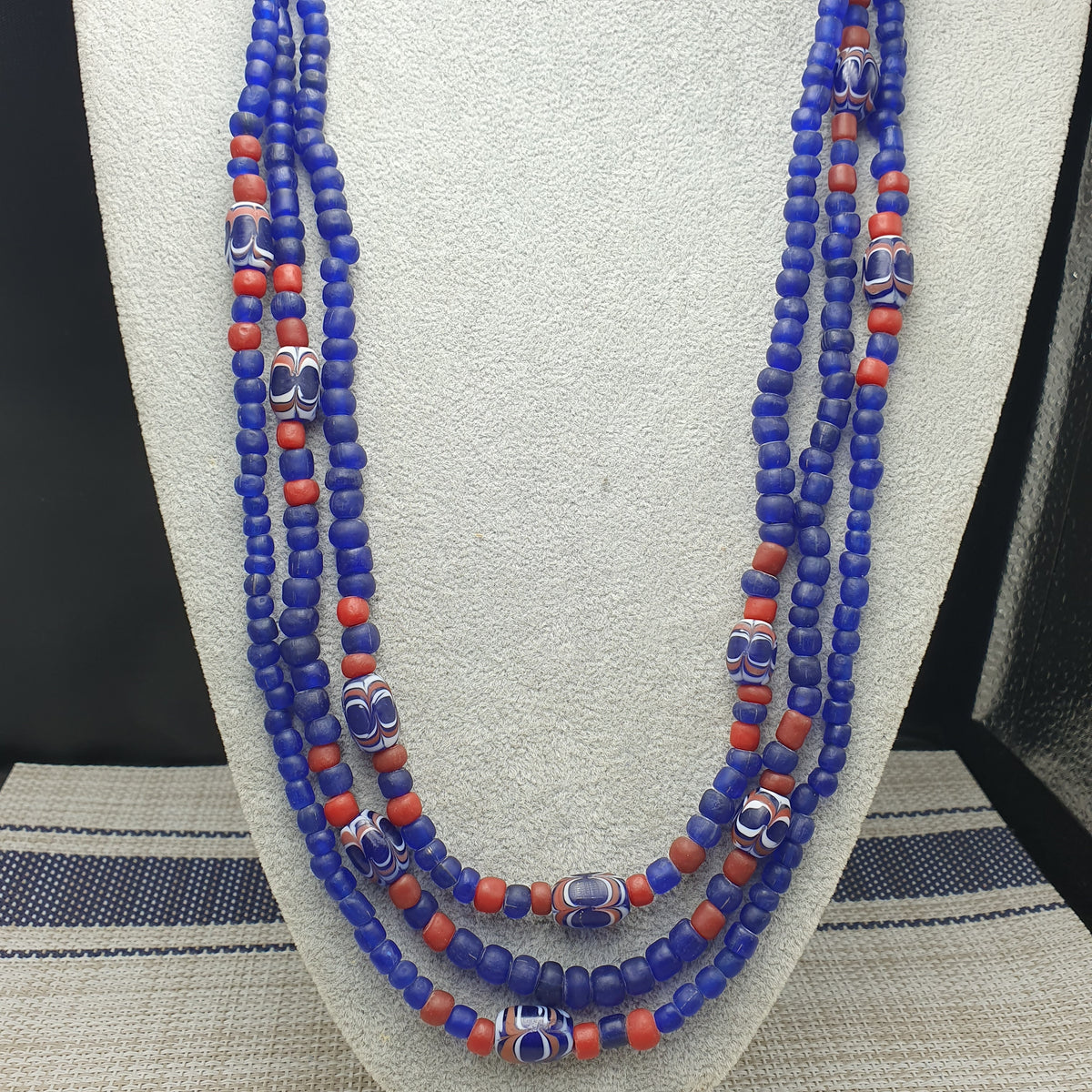 Collier vintage en perles de verre de style vénitien bleu africain