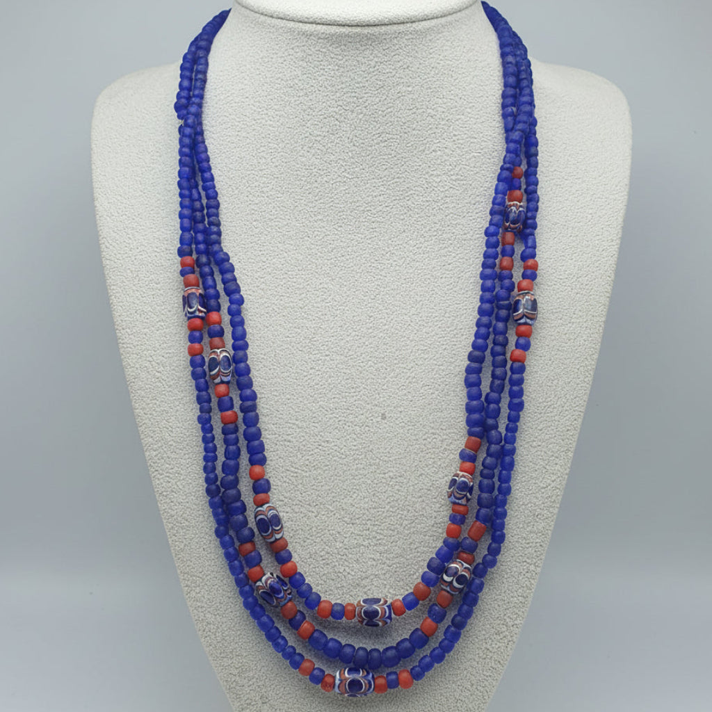 Collier vintage en perles de verre de style vénitien bleu africain