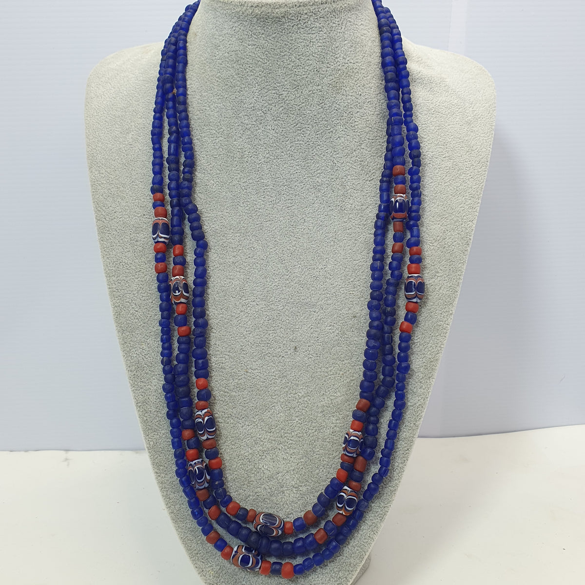 Collier vintage en perles de verre de style vénitien bleu africain