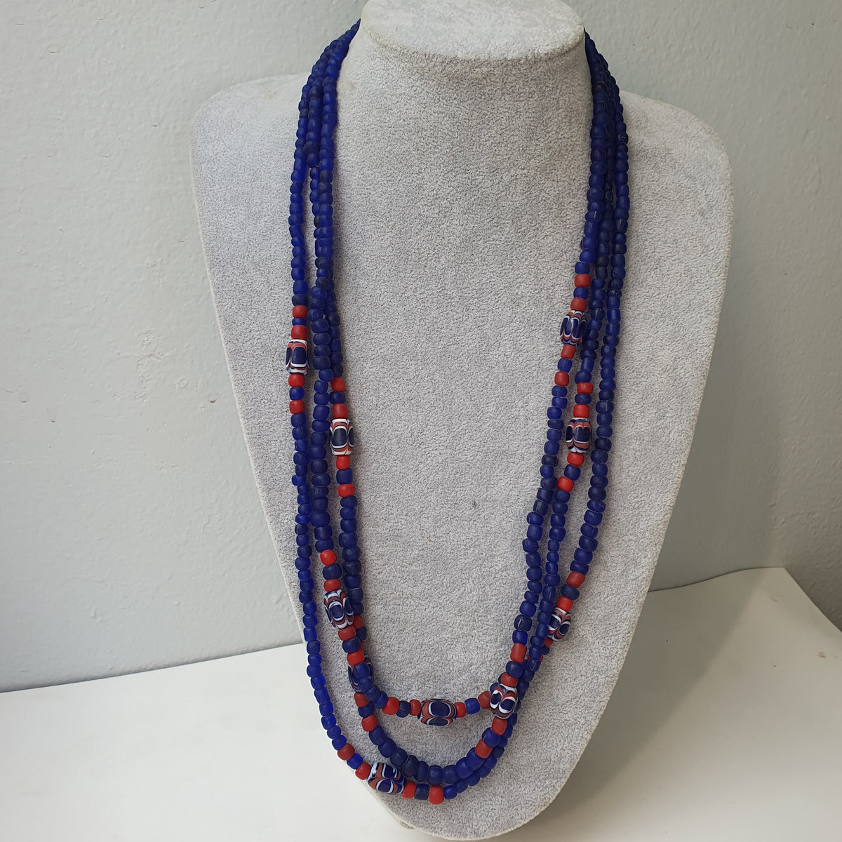 Collier vintage en perles de verre de style vénitien bleu africain