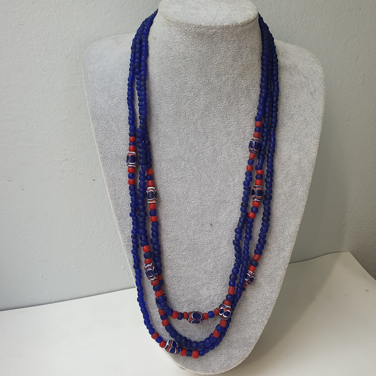 Collier vintage en perles de verre de style vénitien bleu africain