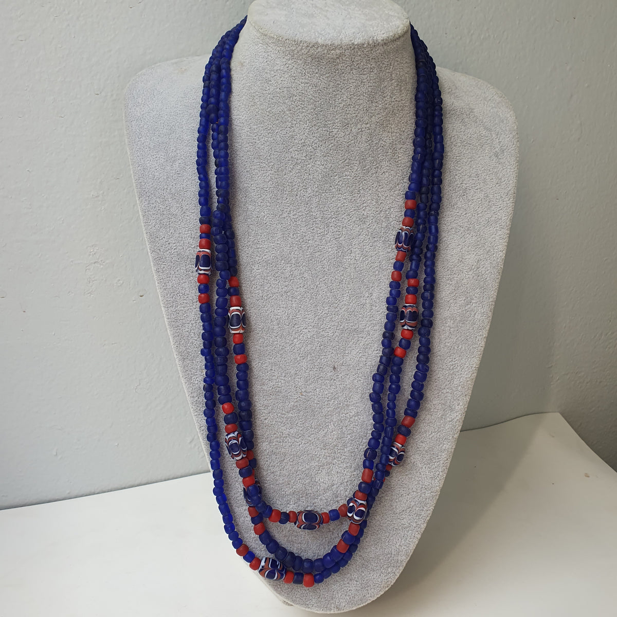Collier vintage en perles de verre de style vénitien bleu africain