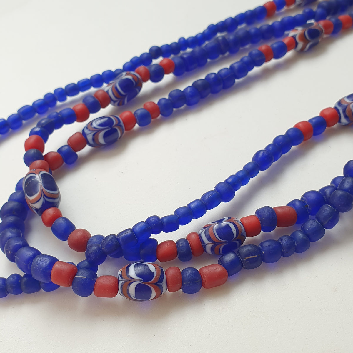 Collier vintage en perles de verre de style vénitien bleu africain