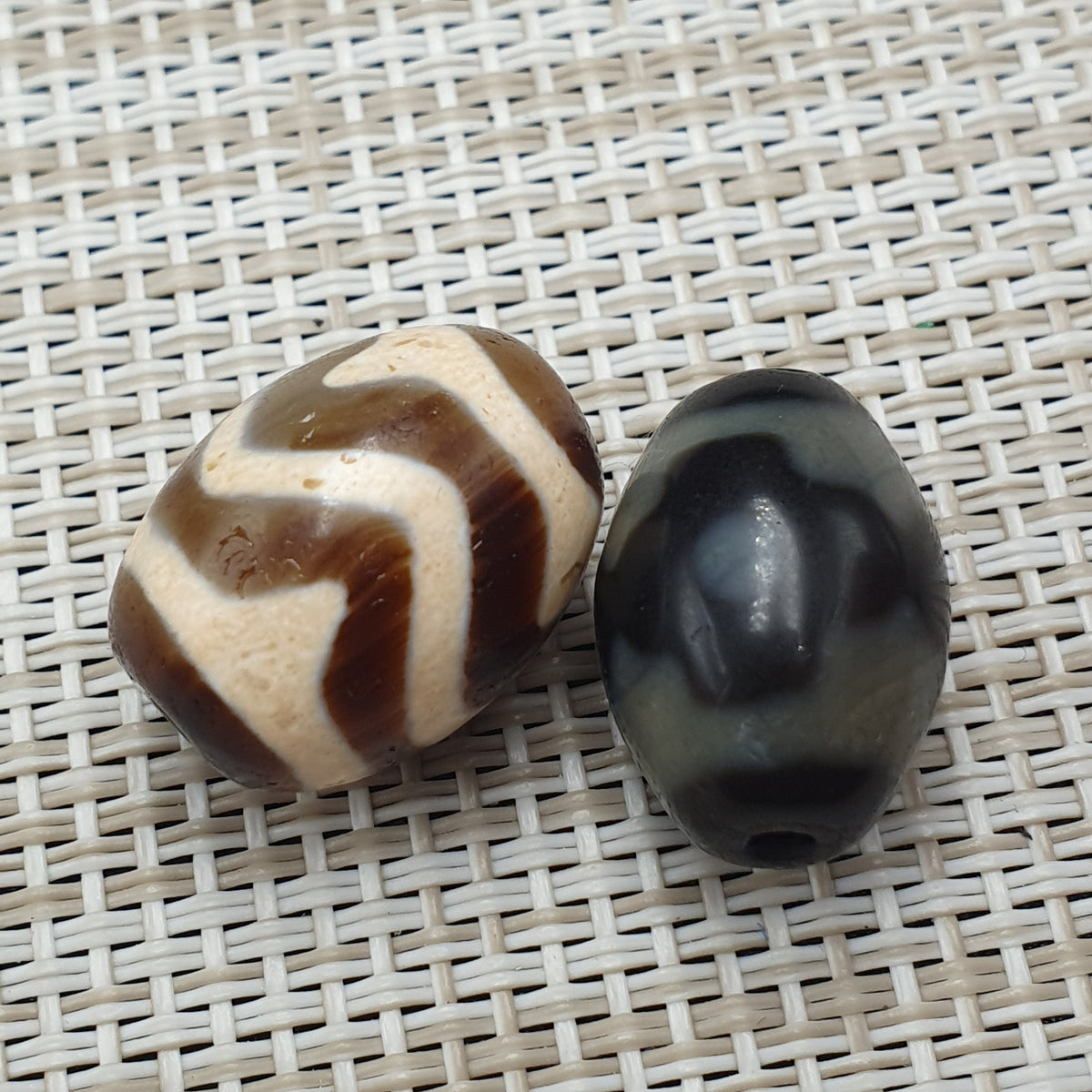 Lot de 2 agates tibétaines de l'Himalaya à motif zigzag et yeux vintage
