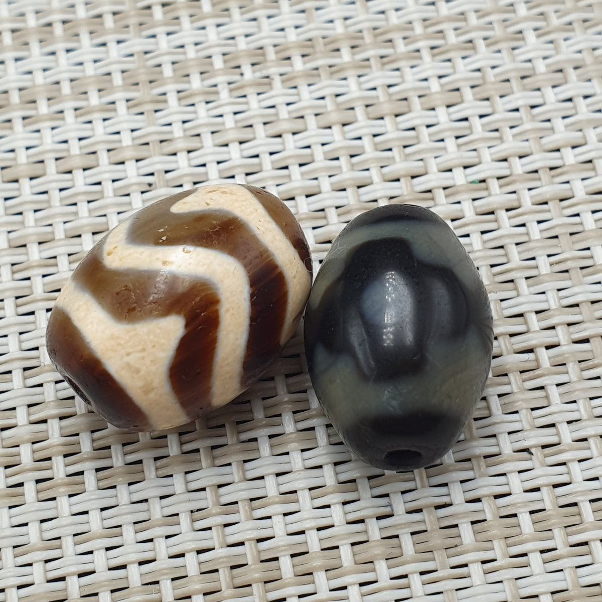 Lot de 2 agates tibétaines de l'Himalaya à motif zigzag et yeux vintage