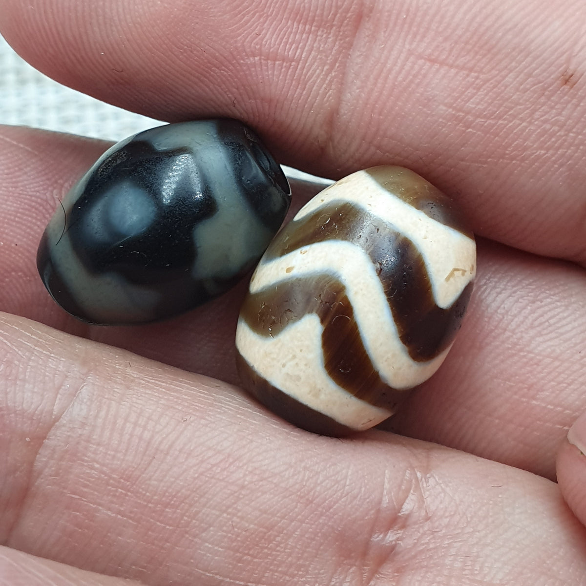 Lot de 2 agates tibétaines de l'Himalaya à motif zigzag et yeux vintage
