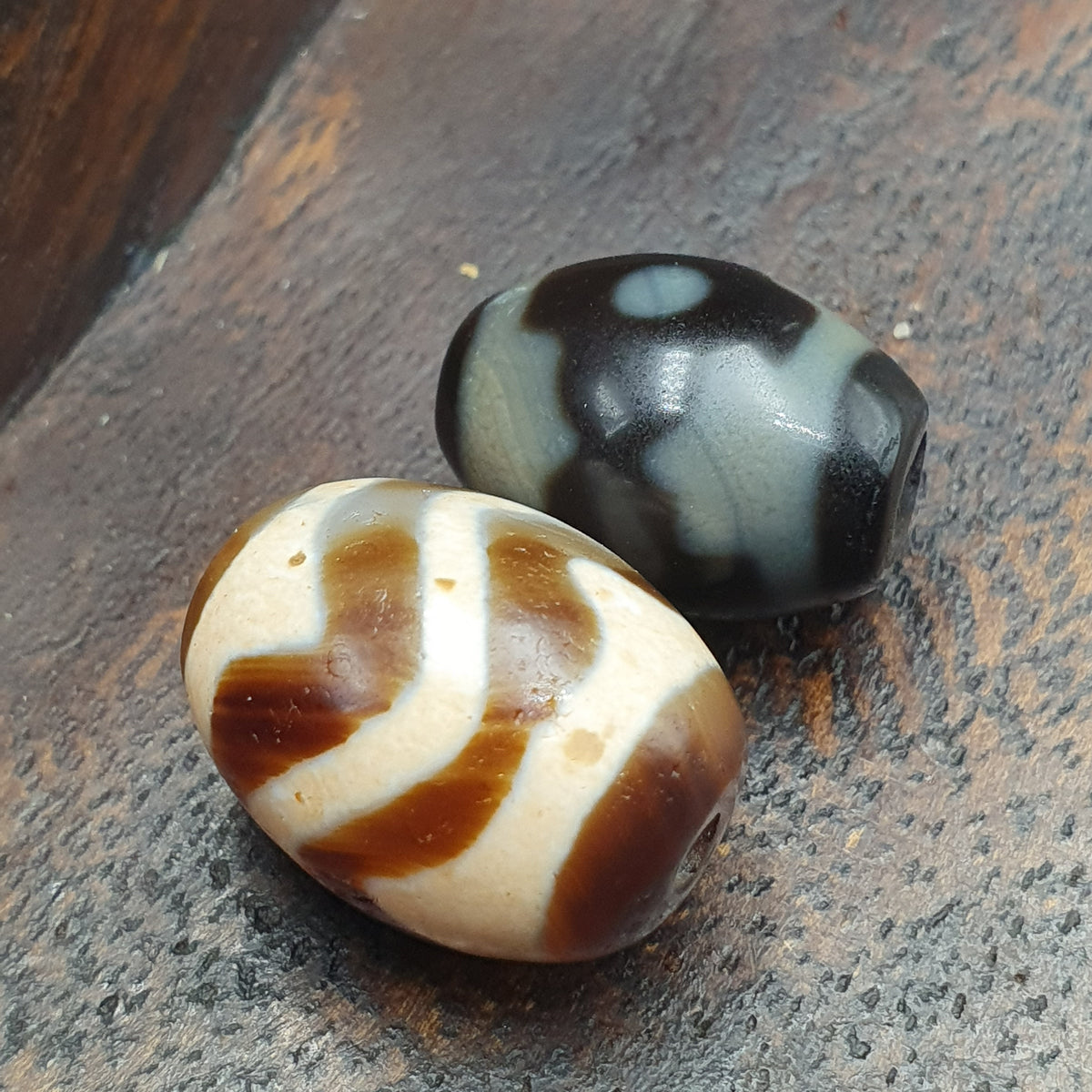 Lot de 2 agates tibétaines de l'Himalaya à motif zigzag et yeux vintage