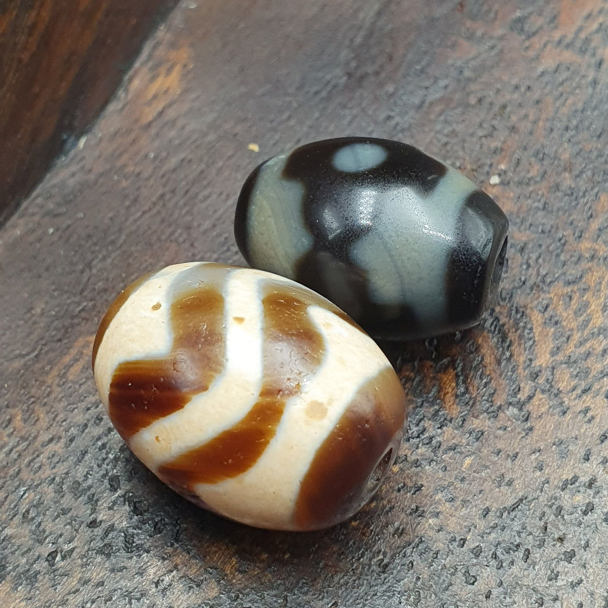 Lot de 2 agates tibétaines de l'Himalaya à motif zigzag et yeux vintage