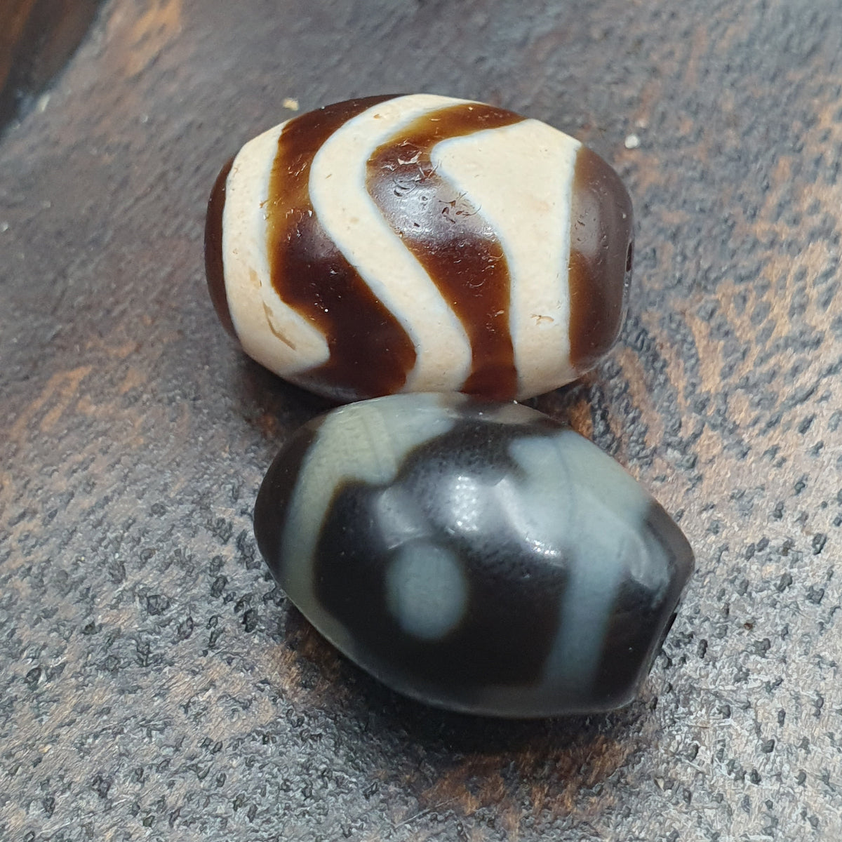 Lot de 2 agates tibétaines de l'Himalaya à motif zigzag et yeux vintage