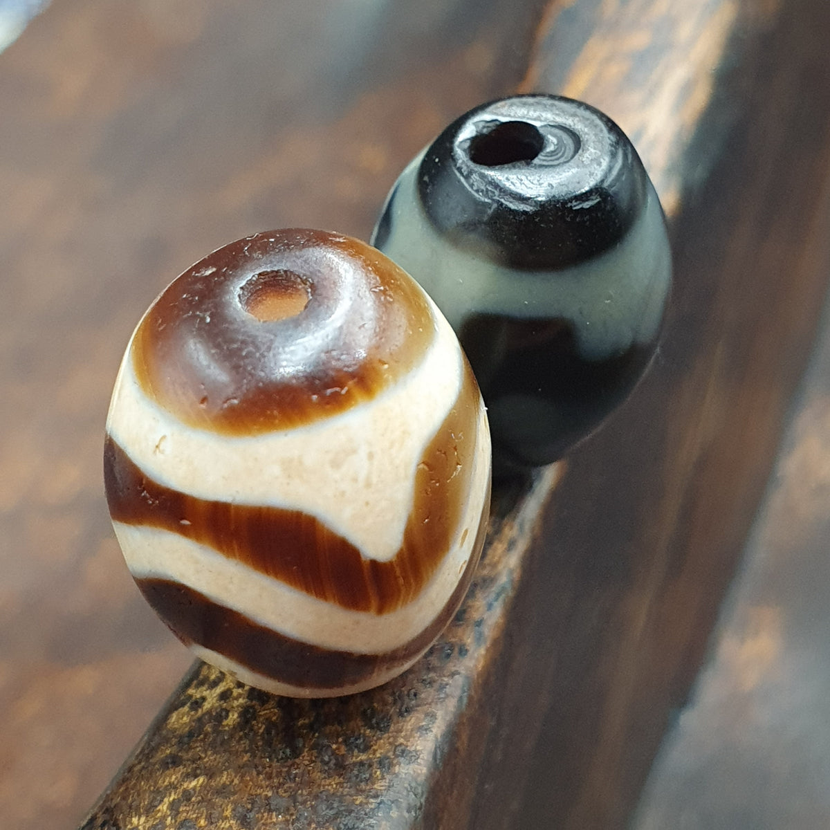 Lot de 2 agates tibétaines de l'Himalaya à motif zigzag et yeux vintage