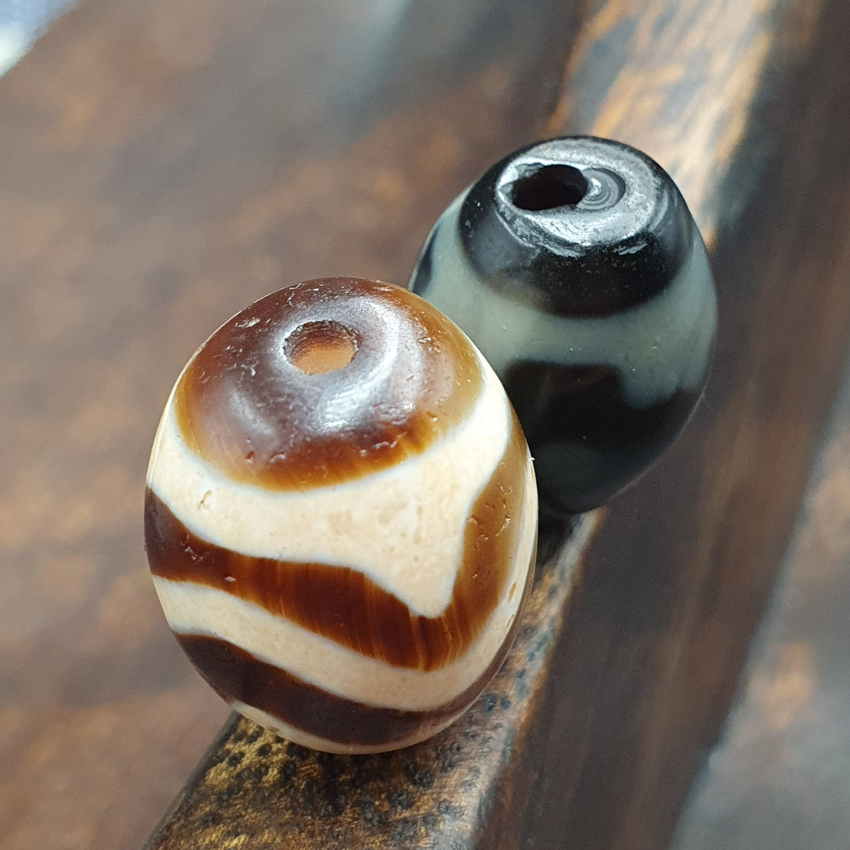 Lot de 2 agates tibétaines de l'Himalaya à motif zigzag et yeux vintage